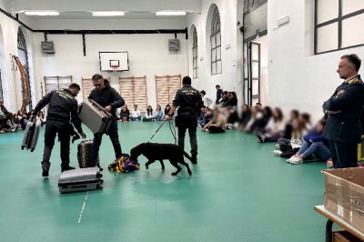 Al Liceo Costa una lezione con la Guardia di Finanza e le unità cinofile