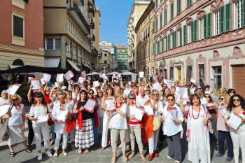 Un fiume di donne per le vie della città al grido di “Piera sindaca”