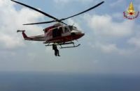 Finisce fuori strada con la moto, trasportato in elisoccorso al San Martino