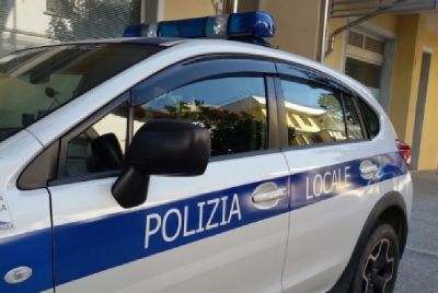 Due bambini piccoli sbalzati fuori da un&#039;auto in corsa