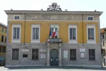 Sarzana: ALEUROCANTHUS SPINIFERUS sulle piante di piazza Garibaldi