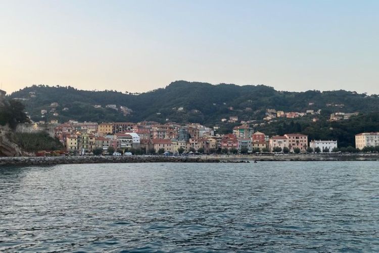 &quot;Nei bagliori dorati&quot;: la poesia protagonista a San Terenzo con Michele Placido