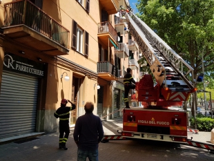 Cade parte del terrazzo, poteva essere una tragedia (foto)