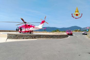 Perde il controllo della moto e batte violentemente la testa, trasportato in elisoccorso al San Martino