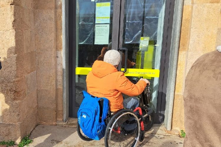 barriere architettoniche alle Poste di Piazza Verdi, interrogazione dei Consiglieri comunali Teja e Crovara