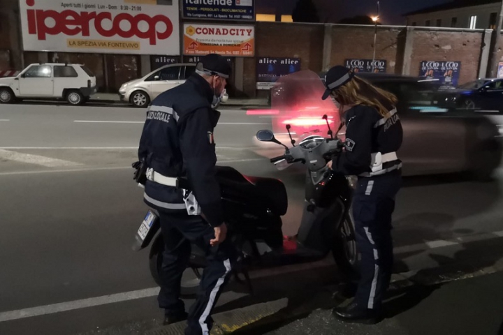Viene fermato per la passeggera senza casco, ma lo scooter è rubato