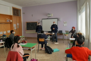 La Polizia di Stato in classe con gli studenti