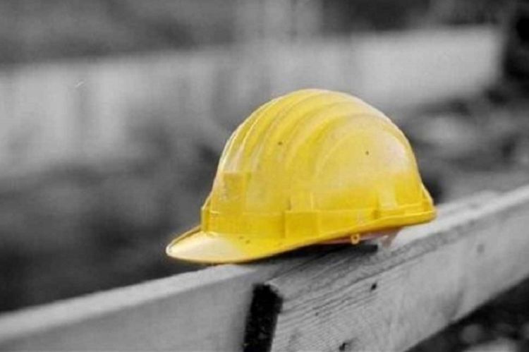 Lavoratore muore di infarto sul tetto di un capannone, Cgil: “Vittima del lavoro”