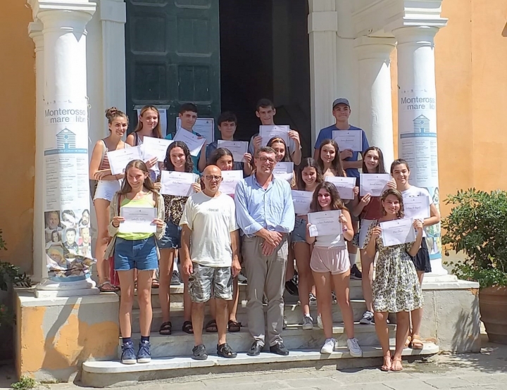 20 ragazzi americani raccolgono 40 sacchi di rifiuti plastici a Monterosso