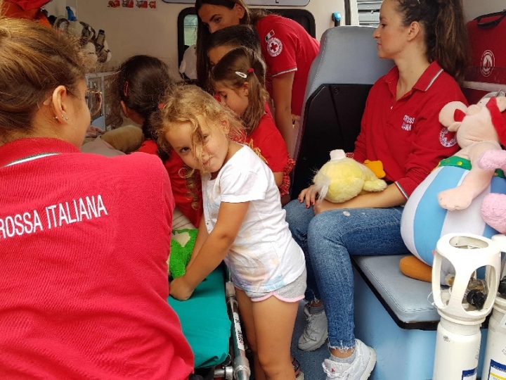 Torna l’ambulanza dei pupazzi, i bambini piccoli soccorritori per un giorno (foto)