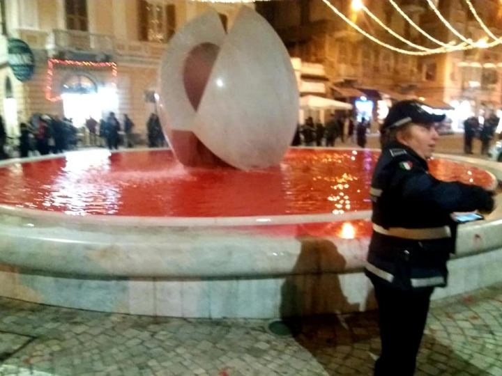 Via Prione e la fontana di piazza Garibaldi imbrattate di vernice rossa per un&#039;azione di protesta