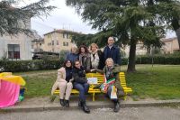 Inaugurata una panchina gialla al parco di Romito Magra per sensibilizzare sull&#039;endometriosi