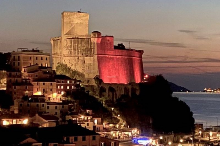 Il castello di Lerici illuminato di rosa per la campagna di Airc