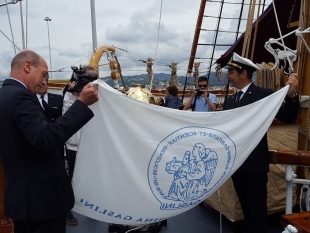 La bandiera dell’Istituto Gaslini sventola su Nave Palinuro (foto)