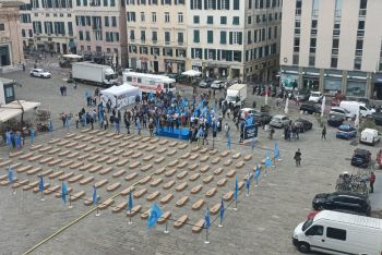 La Uil porta in piazza Matteotti a Genova 127 bare per dire &quot;Basta ai morti sul lavoro&quot;