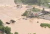 I detriti del ponte di Albiano sommersi dal fiume Magra