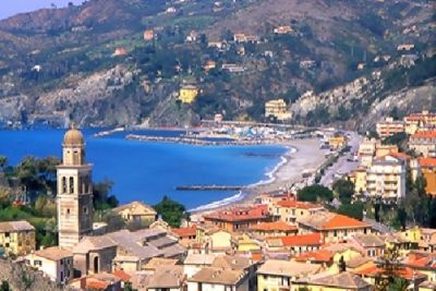 A Levanto si accende il Natale con le luminarie e la casa di Babbo Natale nel villaggio degli Elfi