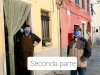 Due uomini con la mascherina nel centro storico di Castelnuovo Magra