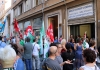 Protesta dei lavoratori sotto gli uffici della direzione dell&#039;Asl: “Non si può andare avanti così!” (Video)