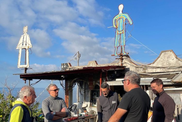 Sulla Collina delle Tre Croci a Manarola si lavora per continuare la tradizione del Presepe di Mario Andreoli