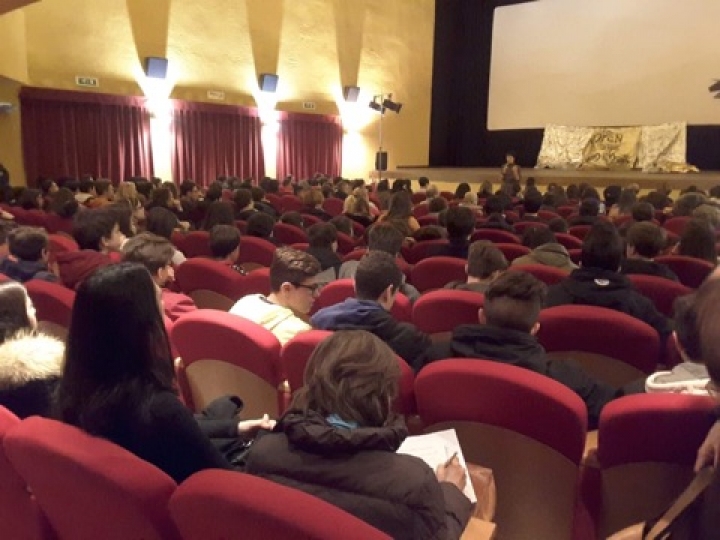 Sala gremita per “Welcome”, spettacolo sulle migrazioni andato in scena al cinema teatro “Città di Villafranca”