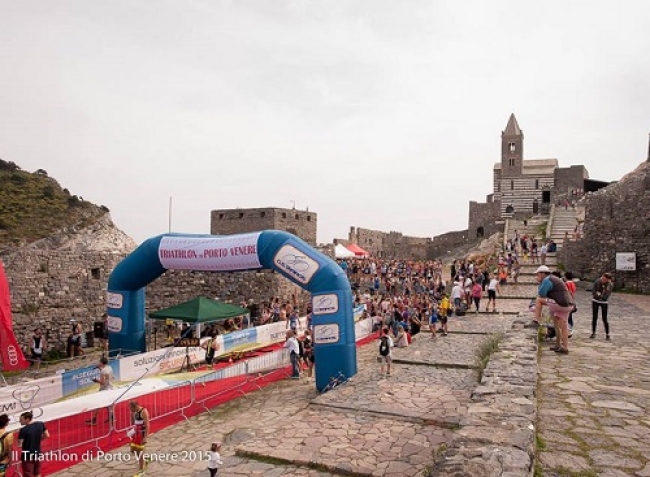 Grande successo per la terza edizione del Triathlon Sprint di Porto Venere: la vittoria va a Olmo e Mosso