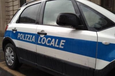 Le rubano la bici ma riesce a filmare il furto, la Polizia Locale denuncia un uomo e trova la bici rubata