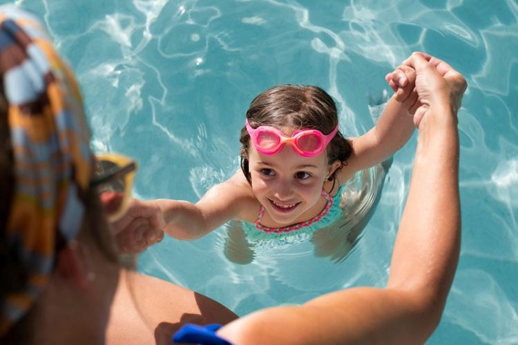 Nuova iniziativa di Umbertiamo: corso di nuoto gratuito per bambini