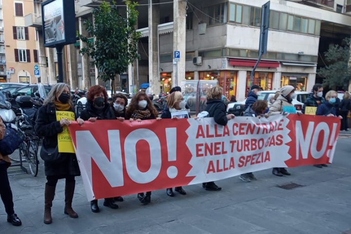 Una catena umana contro il turbogas