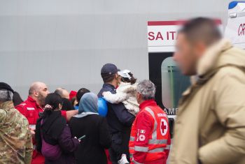 Sbarcano alla Spezia 62 profughi palestinesi, 14 bambini feriti trasportati negli ospedali