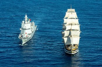 Tradizione e innovazione si incontrano: Nave Vespucci e Nave Montecuccoli navigano insieme nel Pacifico